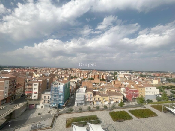 ¡a pocos minutos del Eix Comercial!