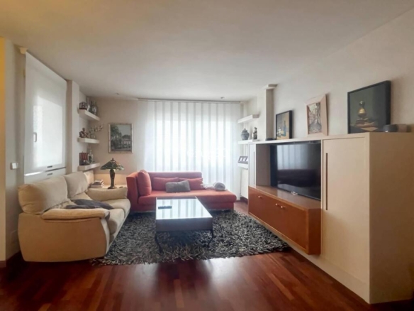 ¡a pocos minutos del Eix Comercial!