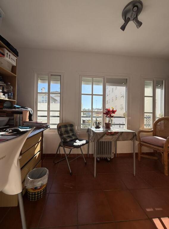 Imagen 2 de SE VENDE PISO MUY CÉNTRICO Y AMPLIO DE ESTEPONA.