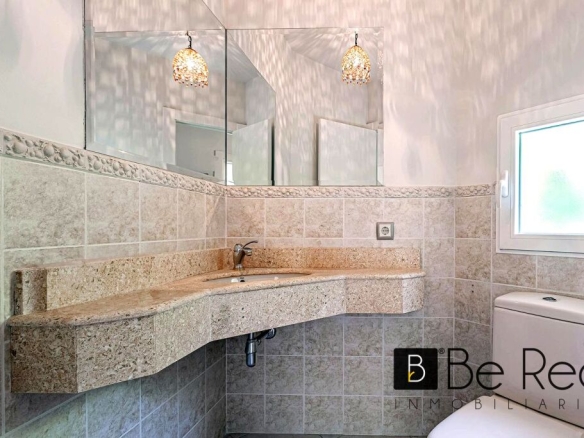 Imagen 2 de VIVIENDA UNIFAMILIAR DE DISEÑO CON PISCINA PRIVADA EN LA URBANIZACIÓN JARABELTRÁN