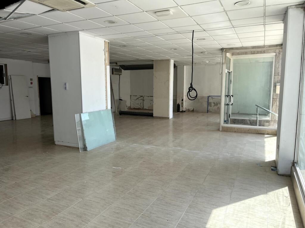 Imagen 3 de Magnífico local comercial con amplia fachada escaparate en Tavernes Blanques – Valencia