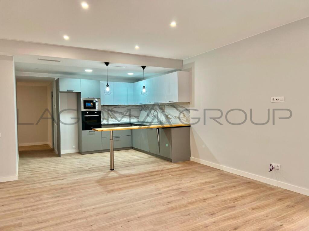 Imagen 2 de Atractivo local de 193 m² en la calle Génova de Bcn