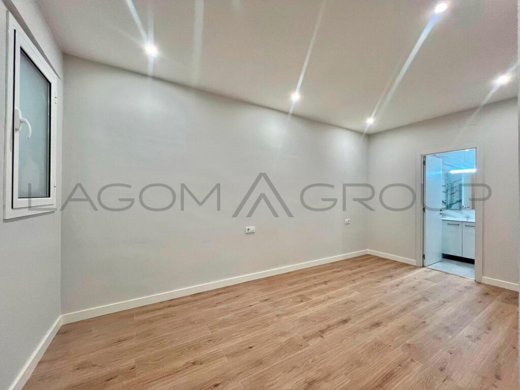 Imagen 4 de Atractivo local de 193 m² en la calle Génova de Bcn