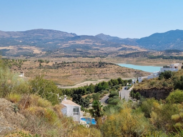 Imagen 1 de GRAN FINCA EN LA VIÑUELA AL LADO DEL PANTANO