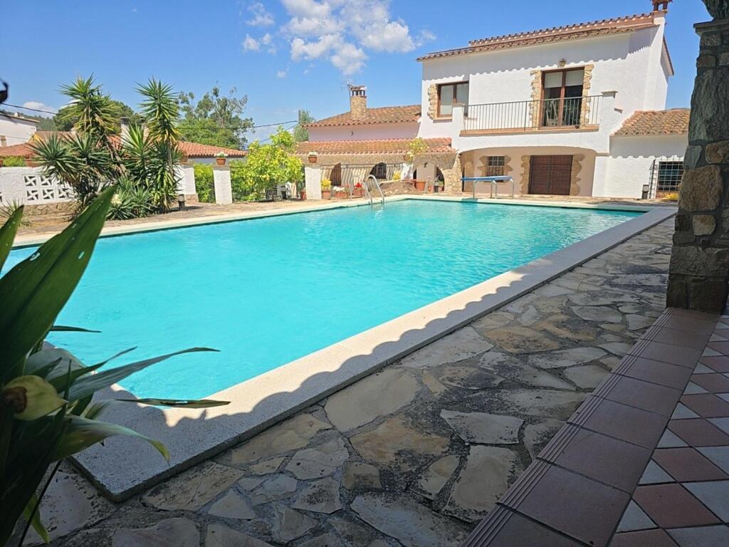 Imagen 2 de Casa tradicional de 5 habitaciones en una parcela arbolada de 2014 m².