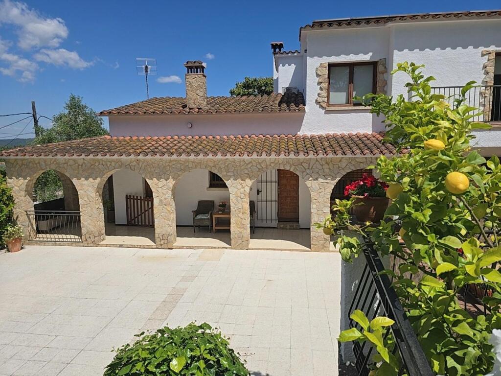 Imagen 4 de Casa tradicional de 5 habitaciones en una parcela arbolada de 2014 m².