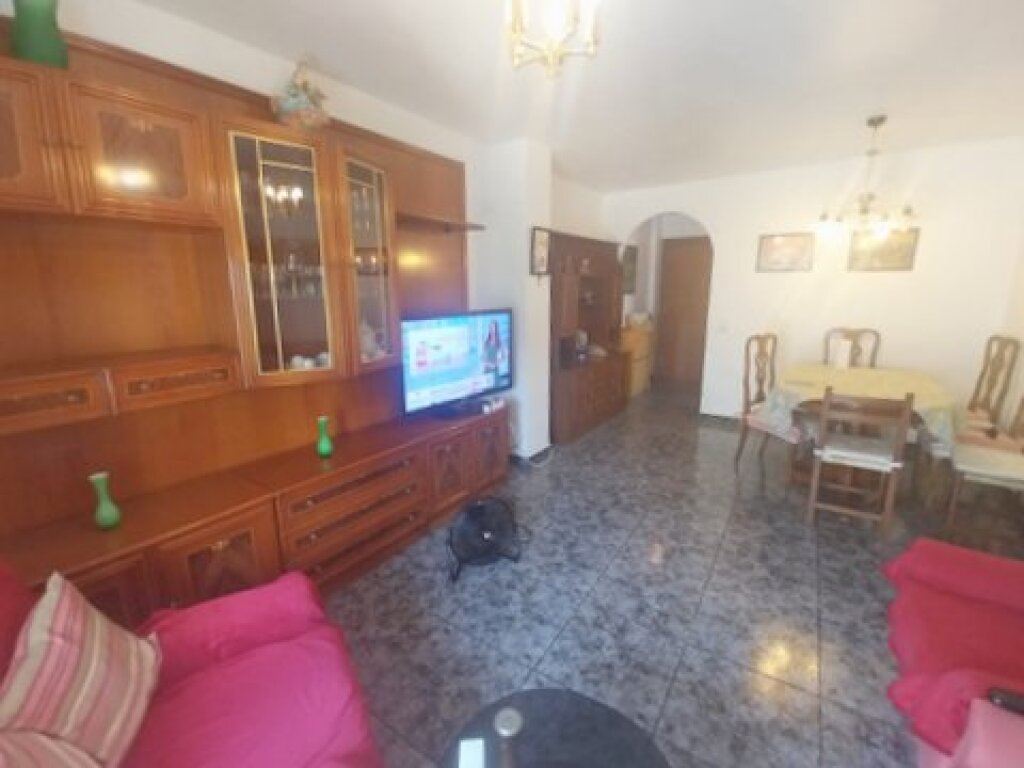 Imagen 2 de SE VENDE PISO DE 3 DORMITORIOS UBICADO EN EL CENTRO DE ESTEPONA.