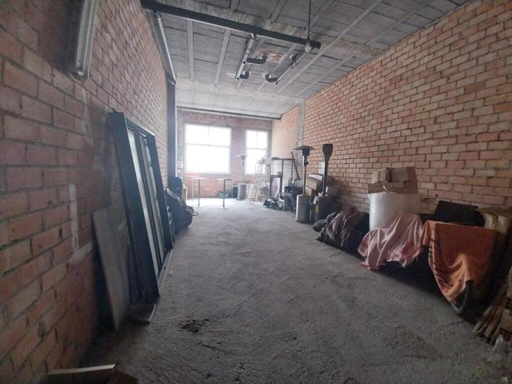 Imagen 3 de SE VENDE LOCAL COMERCIAL EN BRUTO CON UNA UBICACIÓN EXCELENTE EN  ESTEPONA
