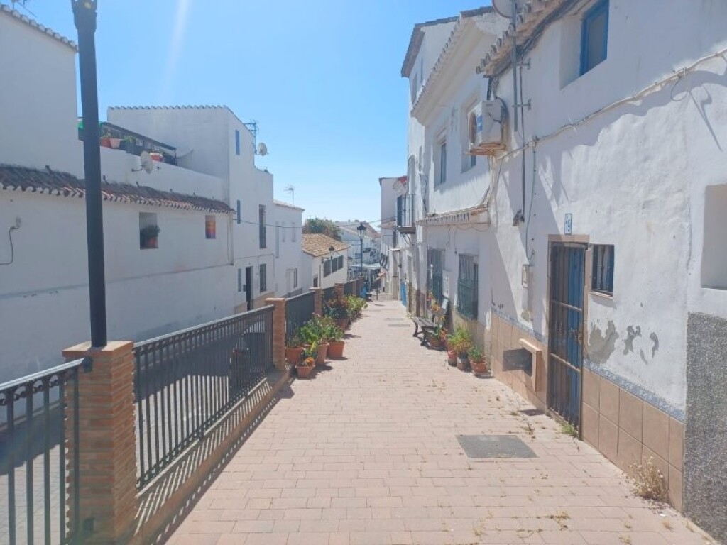 Imagen 2 de ESPECTACULAR ADOSADA EN VENTA EN MANILVA PUEBLO