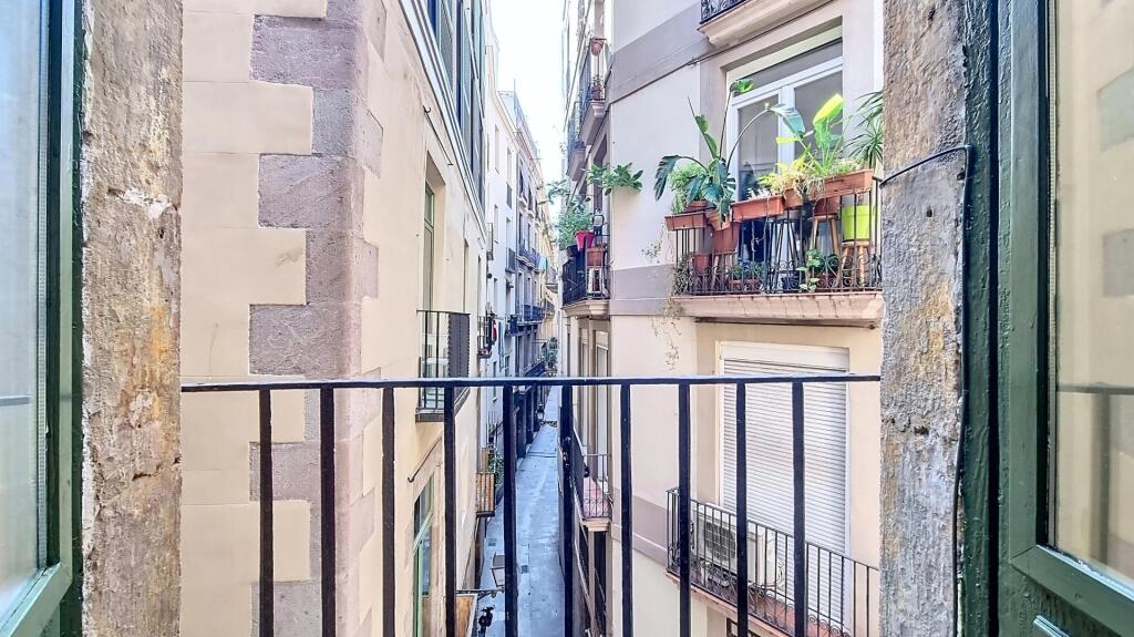 Imagen 2 de Piso a estrenar a 50 metros de la famosa Plaza Reial.