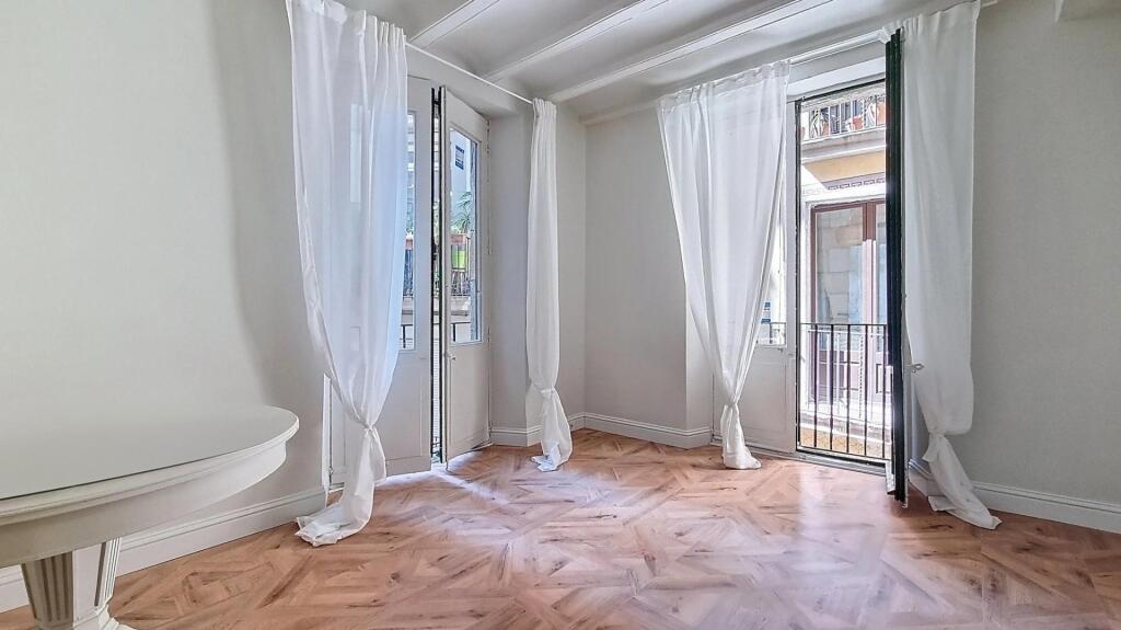 Imagen 4 de Piso a estrenar a 50 metros de la famosa Plaza Reial.
