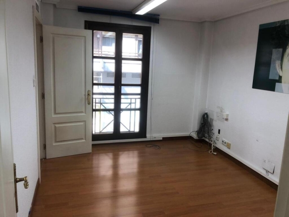 Imagen 2 de Céntrico local en el centro de Torrelavega