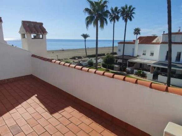 Imagen 3 de EN VENTA ESPECTACULAR CASA ADOSADA EN MARINA DE CASARES.