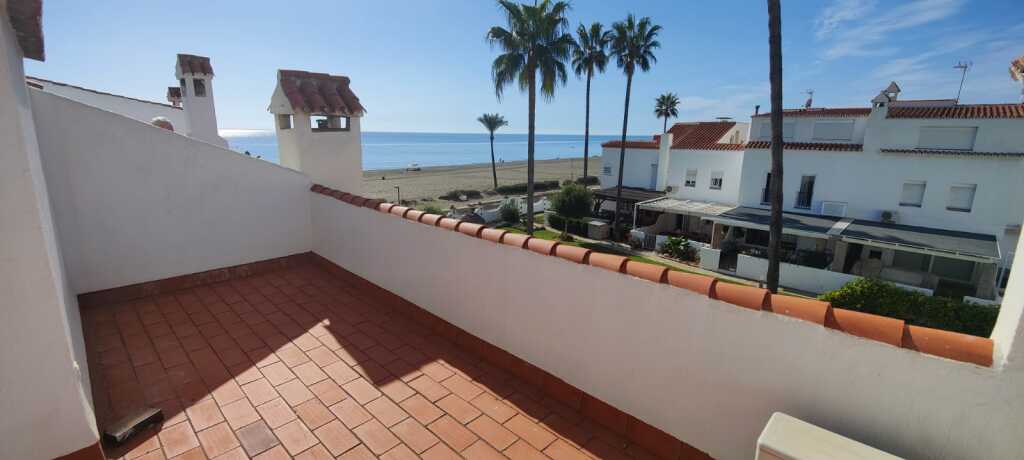 Imagen 3 de EN VENTA ESPECTACULAR CASA ADOSADA EN MARINA DE CASARES.