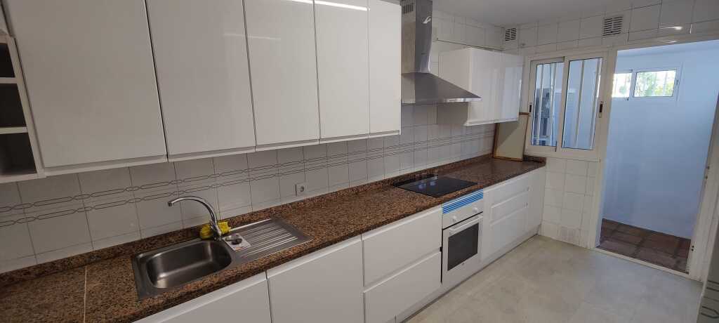 Imagen 4 de EN VENTA ESPECTACULAR CASA ADOSADA EN MARINA DE CASARES.