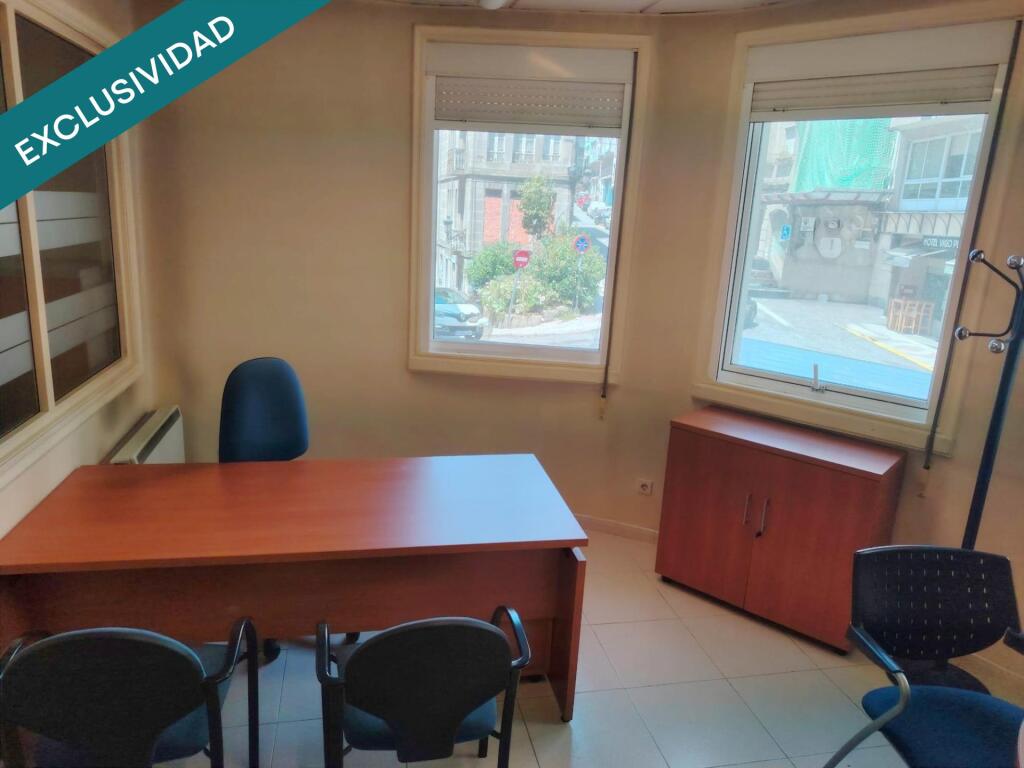 totalmente equipada con mobiliario para funcionar y cuenta además con la posibilidad de uso como vivienda.