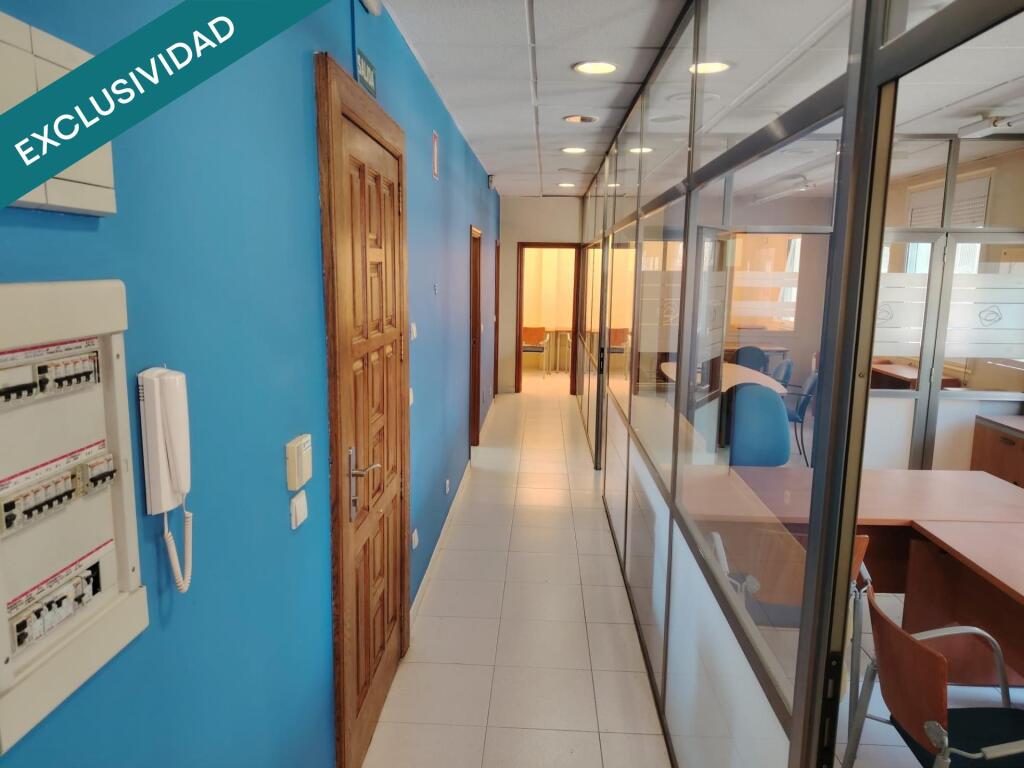 totalmente equipada con mobiliario para funcionar y cuenta además con la posibilidad de uso como vivienda.