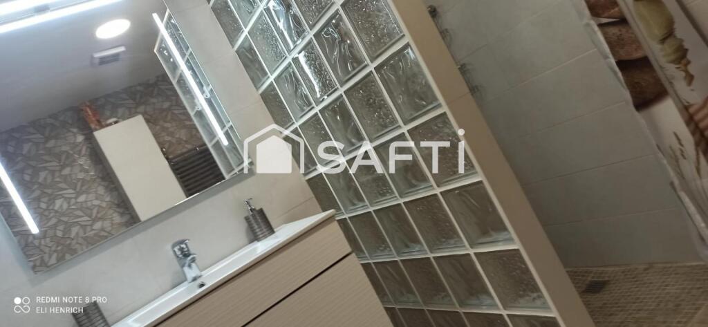 loft con cocina y baño.