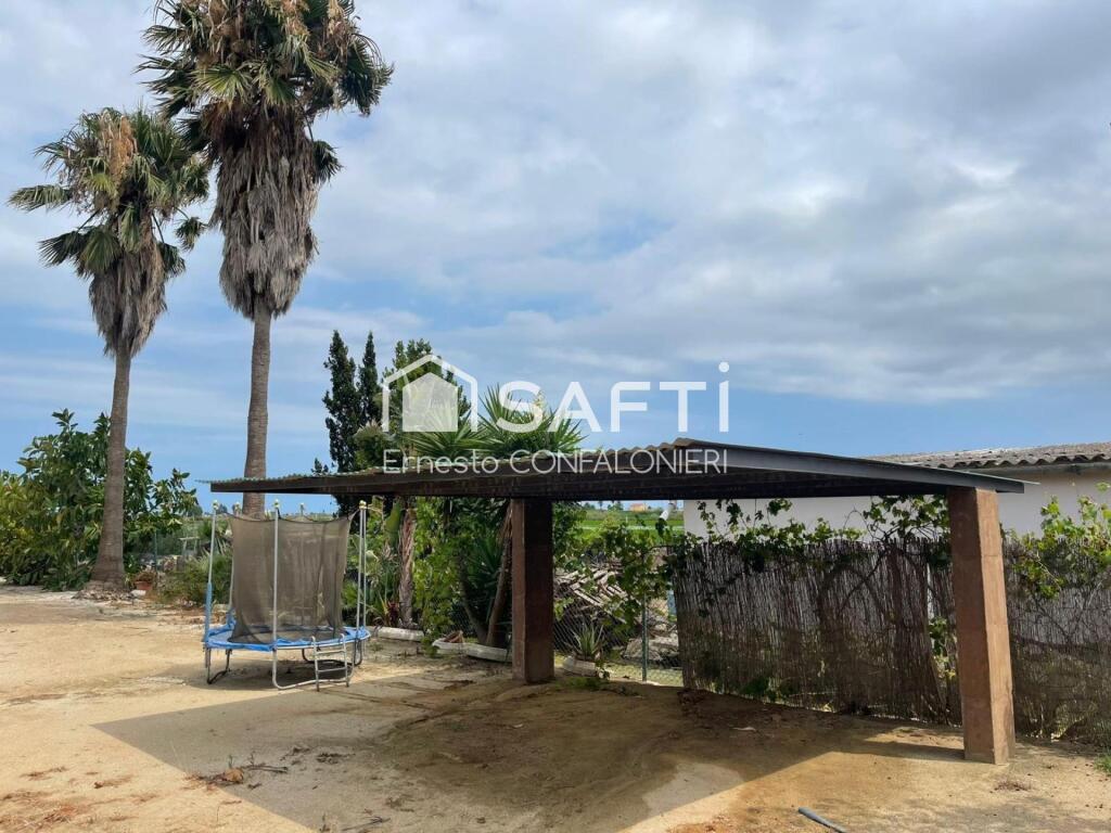 casa con luz y agua