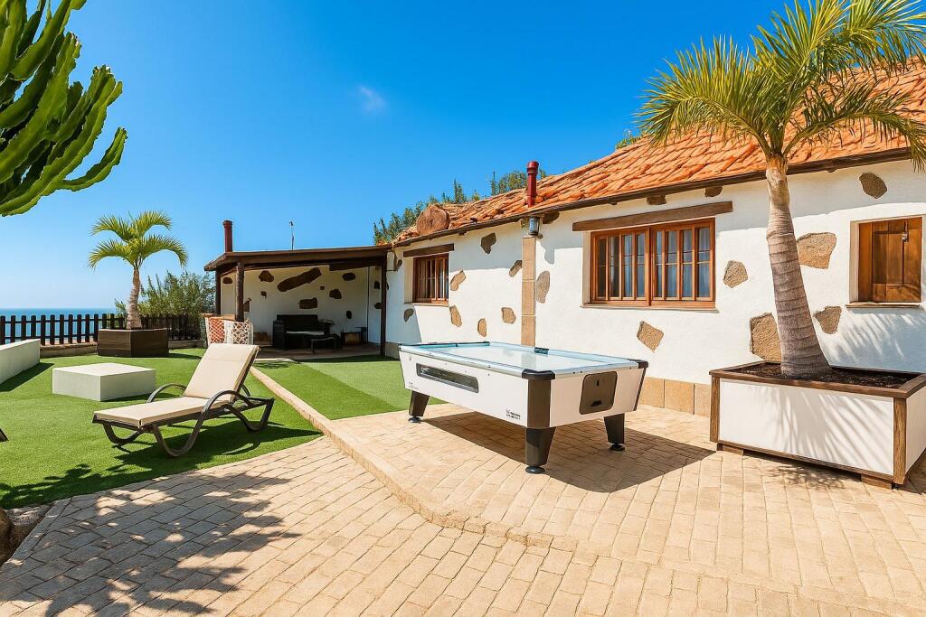 Imagen 2 de ¡Oportunidad única de inversión! Conjunto de 5 cuevas en venta en Arico