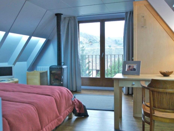 totalmente restaurada y decorada con gusto. A 1 km de Salardu