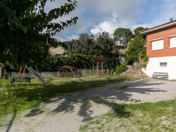 Imagen 3 de Gran complejo a pie de AP-7 en Bellaterra