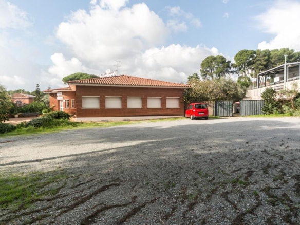 Imagen 4 de Gran complejo a pie de AP-7 en Bellaterra