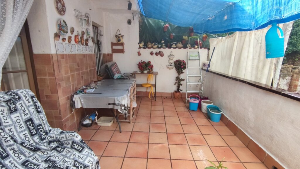 Imagen 2 de CASA DE TRES PLANTAS EN VENTA DE CUATRO HABITACIONES CON PATIO Y TERRAZA EN MANRESA.
