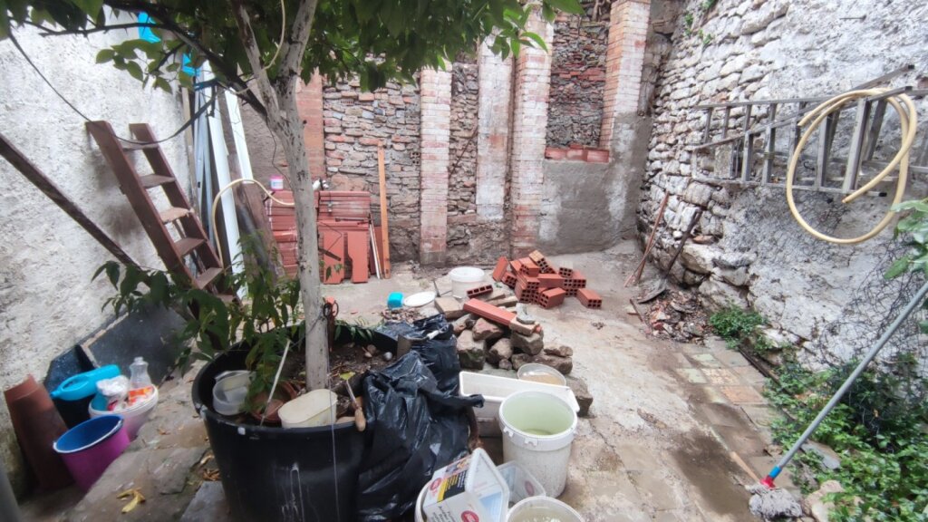 Imagen 3 de CASA DE TRES PLANTAS EN VENTA DE CUATRO HABITACIONES CON PATIO Y TERRAZA EN MANRESA.