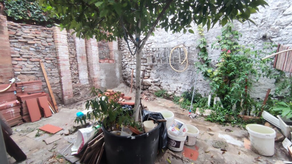 Imagen 4 de CASA DE TRES PLANTAS EN VENTA DE CUATRO HABITACIONES CON PATIO Y TERRAZA EN MANRESA.
