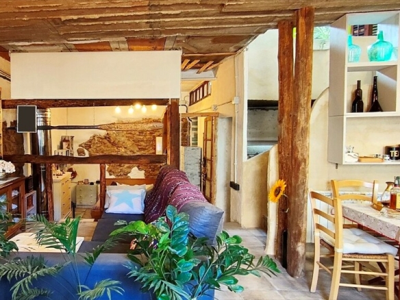 Imagen 2 de CASA DE TRES PLANTAS UNICA EN SU ESTILO EN VENTA EN EL CENTRO DE SANTPEDOR.