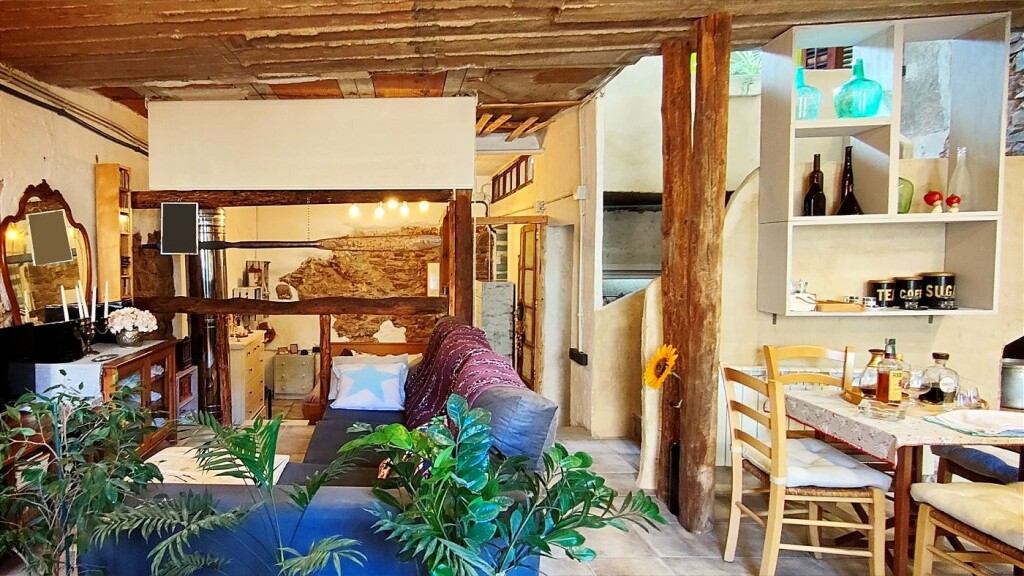 Imagen 2 de CASA DE TRES PLANTAS UNICA EN SU ESTILO EN VENTA EN EL CENTRO DE SANTPEDOR.