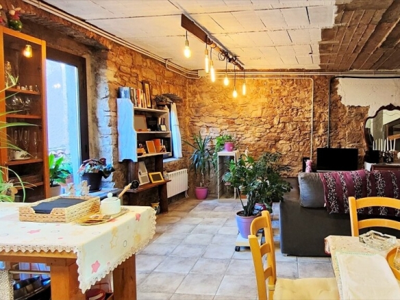 Imagen 3 de CASA DE TRES PLANTAS UNICA EN SU ESTILO EN VENTA EN EL CENTRO DE SANTPEDOR.