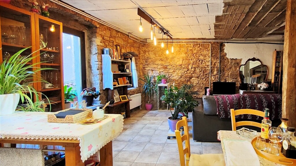 Imagen 3 de CASA DE TRES PLANTAS UNICA EN SU ESTILO EN VENTA EN EL CENTRO DE SANTPEDOR.