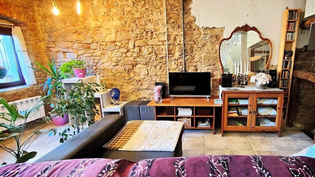 Imagen 4 de CASA DE TRES PLANTAS UNICA EN SU ESTILO EN VENTA EN EL CENTRO DE SANTPEDOR.
