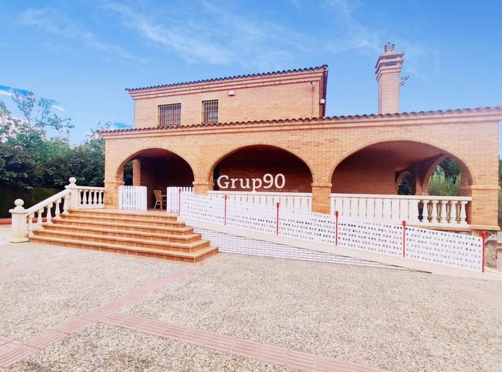 Imagen 2 de ESPECTACULAR CASA CON PISCINA