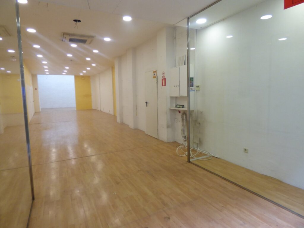 Imagen 4 de LOCAL COMERCIAL EN ALQUILER EN PLENO CENTRO DE MANRESA