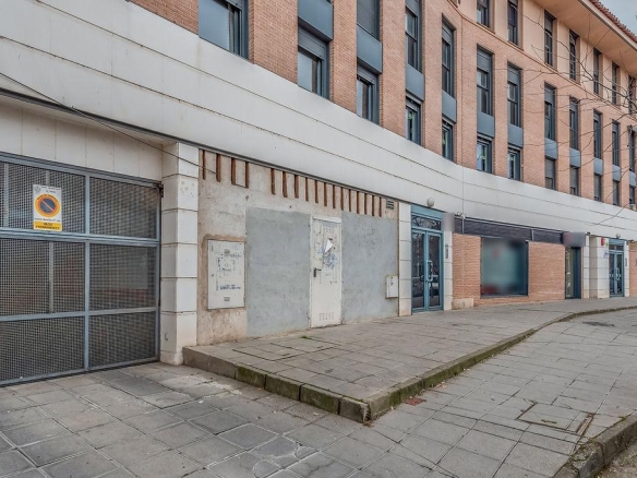 Imagen 3 de LOCAL EN BRUTO EN PASEO DE LA ROSA