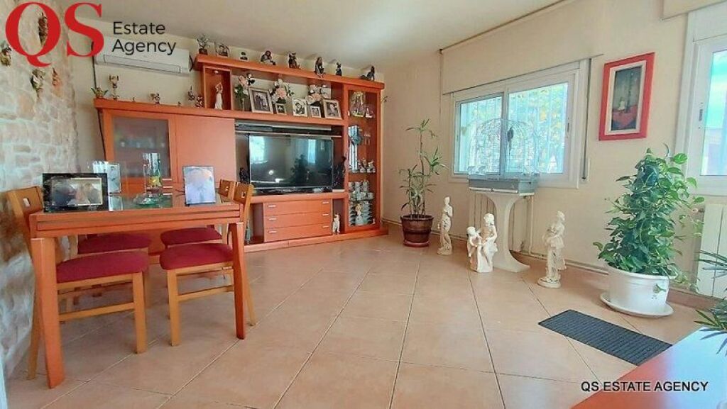 Imagen 2 de Casa con piscina y dos viviendas independientes en urbanización Can Fornaca