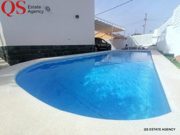 Imagen 3 de Casa con piscina y jardín en Cunit Residencial
