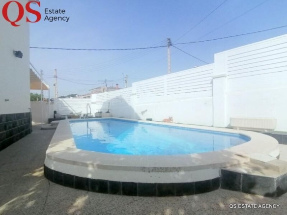 Imagen 4 de Casa con piscina y jardín en Cunit Residencial