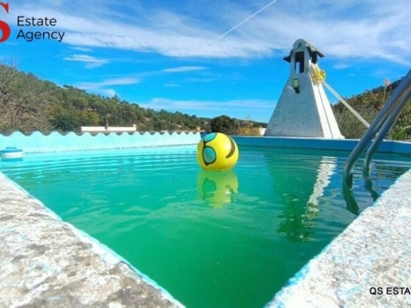 Imagen 1 de Casa con piscina y amplio jardin en urbanización Riu Clar