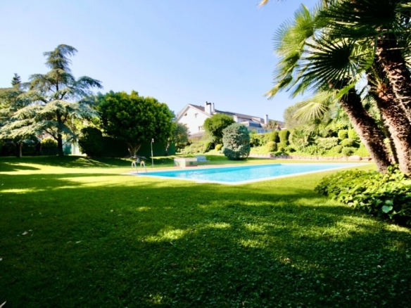jardín privado y zona comunitaria con piscina.