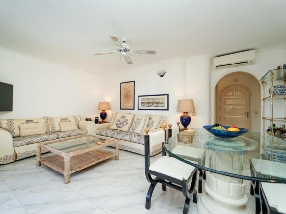 Imagen 4 de Apartamento exclusivo en el popular complejo Aquamarina: en primera línea de playa.