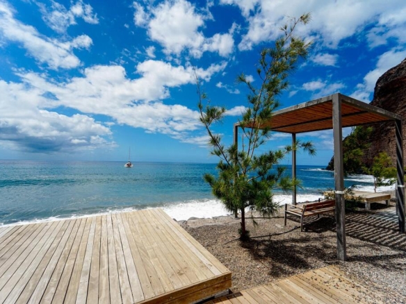 Imagen 2 de ¡Propiedad única junto a la playa en Playa de Tasarte – Una oportunidad inmejorable!