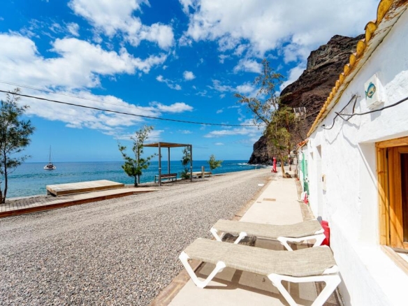 Imagen 3 de ¡Propiedad única junto a la playa en Playa de Tasarte – Una oportunidad inmejorable!