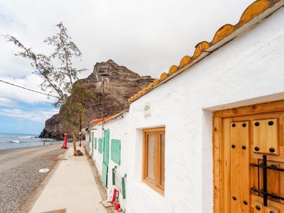 Imagen 4 de ¡Propiedad única junto a la playa en Playa de Tasarte – Una oportunidad inmejorable!