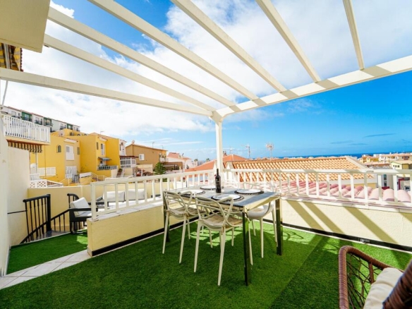 Imagen 2 de ¡Encantador dúplex modernizado! Propiedad de 3 dormitorios con impresionantes vistas y amplias zonas