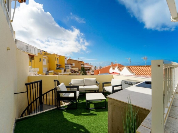 Imagen 3 de ¡Encantador dúplex modernizado! Propiedad de 3 dormitorios con impresionantes vistas y amplias zonas