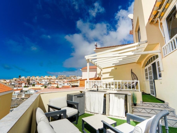 Imagen 4 de ¡Encantador dúplex modernizado! Propiedad de 3 dormitorios con impresionantes vistas y amplias zonas